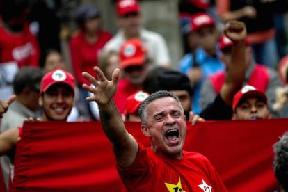 Simpatizantes del expresidente brasileño Luiz Inácio Lula da Silva se congregan en Curitiba (Brasil). Rodeados de fuertes medidas de seguridad, sindicalistas, movimientos de izquierda y dirigentes del Partido de los Trabajadores (PT) acompañan en Curitiba la declaración de Lula ante el juez Sergio Moro.