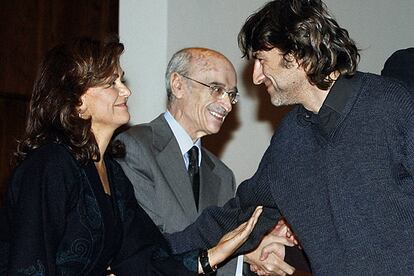 El actor Alberto San Juan, miembro del grupo Animalario, galardonado con el Nacional de Teatro 2005, recibe el premio de manos de la ministra de Cultura, Carmen Calvo, en presencia de José Antonio Campos, director del INAEM.