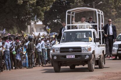 El Papa saluda a la multitud que se ha reunido en las calles de la capital de la República Centroafricana.