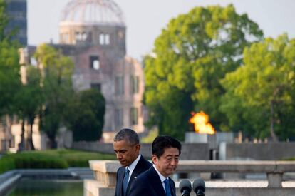 El Primer Ministro japonés, Shinzo Abe junto al presidente de Estados Unidos, Barack Obama, en el Memorial de Hiroshima, el 27 de mayo de 2016.