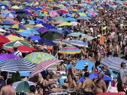 Bañistas en la playa valenciana de la Malvarrosa en 2017.