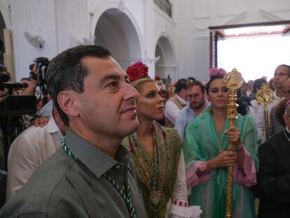 El presidente de la Junta de Andalucía, Juan Manuel Moreno, durante su visita a la ermita de El Rocío, en Almonte (Huelva).