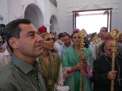 El presidente de la Junta de Andalucía, Juan Manuel Moreno, durante su visita a la ermita de El Rocío, en Almonte (Huelva).