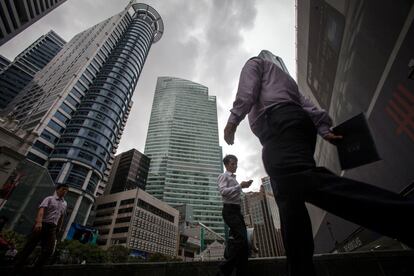 Peatones caminando entre los edificios del disntrito financiero.