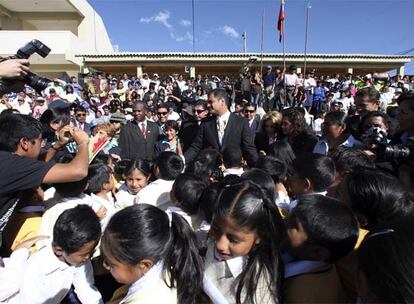 El presidente de Ecuador, Rafael Correa, durante la visita a un centro escolar en Lumbisi.