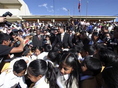 El presidente de Ecuador, Rafael Correa, durante la visita a un centro escolar en Lumbisi.