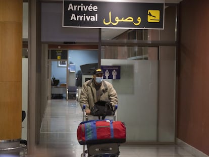 Un pasajero cruza la puerta de salida del aeropuerto de Rabat, el pasado noviembre.