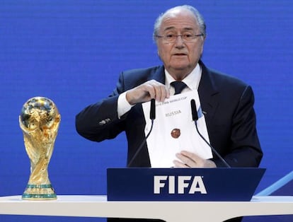 Blatter mostra la papereta de Rússia en la votació del Mundial 2018.