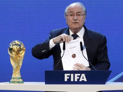 Blatter mostra la papereta de Rússia en la votació del Mundial 2018.