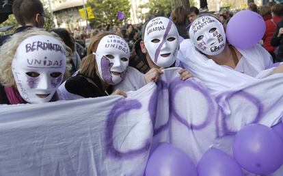 Several protesters in white masks during the demonstration in San Sebastián.