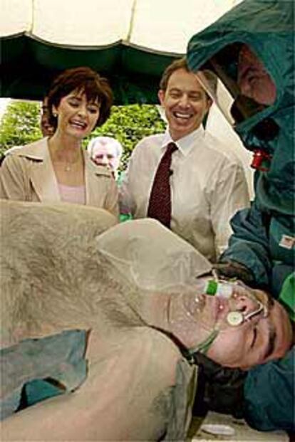 Blair y su esposa, en un simulacro de contaminación, ayer en Stafford.