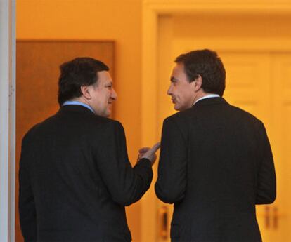 José Manuel Durão Barroso junto a José Luis Rodríguez Zapatero, a las puertas de La Moncloa.