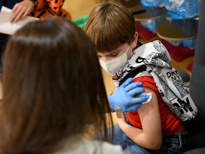 Un niño recibe la vacuna contra la covid, este jueves en el Hospital infantil de O'Donnell, en Madrid.