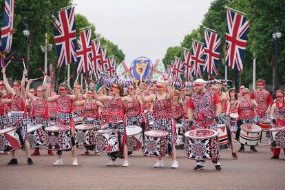 Una banda toca durante el desfile por el Jubileo de Platino de Isabel II.