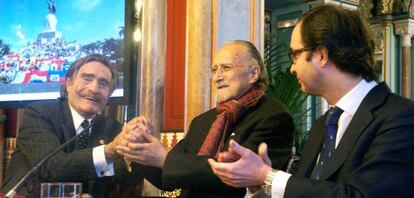 Miguel de la Quadra-Salcedo saluda este martes a Iñaki Azkuna en presencia de Jorge Sáenz-Azcúnaga, del BBVA.