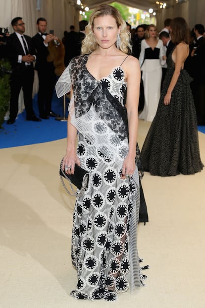 La modelo Dree Hemingway con vestido blanco y negro de Diane Von Furstenberg.