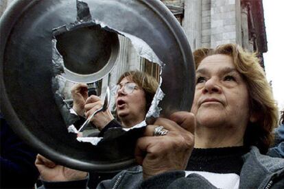 Cacerolada a las puertas del Congreso argentino en abril de 2002.