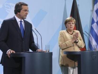 La canciller alemana, Angela Merkel (d), ofrece una rueda de prensa conjunta con el primer ministro griego, Andonis Samaras (i), tras celebrar un almuerzo de trabajo ayer en la Cancillería Federal en Berlín, Alemania.