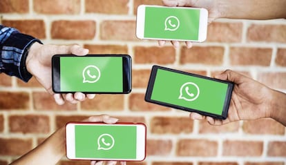 Smartphones con Whatsapp y fondo verde