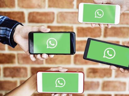 Smartphones con Whatsapp y fondo verde