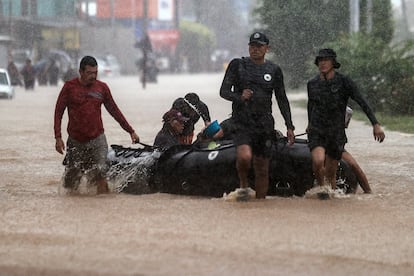 Los cuerpos de rescate se han desplegado por la zona y mantienen una alerta. 