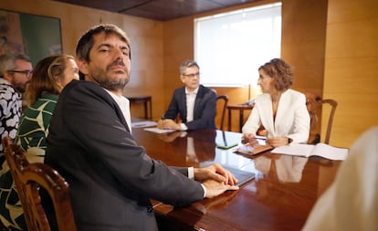 Ernest Urtasun, en primer plano, durante la reunión del comité de seguimiento del pacto entre PSOE y Sumar, este miércoles en el Congreso. 