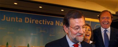 Mariano Rajoy, Soraya Sáenz de Santamaría y Pío García Escudero, tras el anuncio del líder del PP de proponerlos como portavoces en el Congreso y en el Senado, respectivamente.