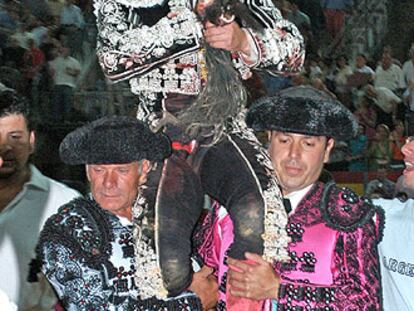 El Fandi es sacado a hombros por la puerta grande.