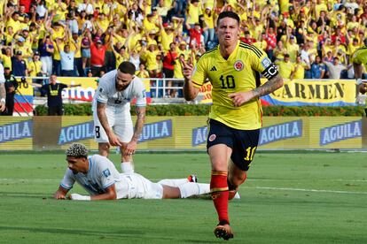 James Rodríguez de Colombia celebra su gol.