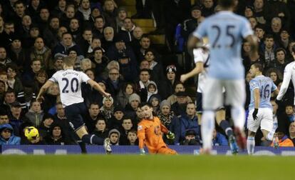 Agüero, en su gol a Lloris en White Hart Lane.