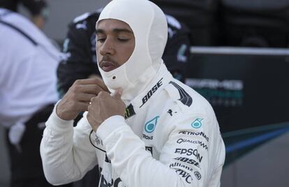 Hamilton, en el circuito de la ciudad de Bakú.