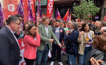 Mónica Oltra y Ximo Puig, juntos por primera vez tras las elecciones del domingo, en la manifestación del Primero de Mayo en Valencia.