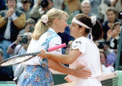 Final femenina de Roland Garros (1995) entre Arancha Sánchez Vicario y Steffi Graf. En la foto ambas se abrazan una vez terminado el encuentro con la victoria de Graf.
