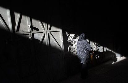Una mujer musulmana camina por la ciudad vieja de Jerusalén, Israel.