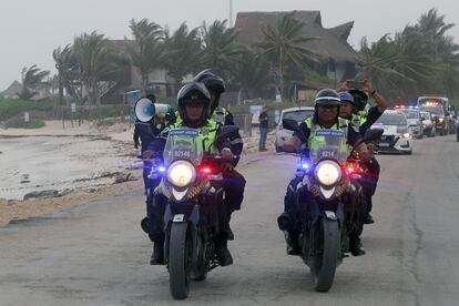 Agentes patrullan las playas, este jueves en el municipio de Felipe Carrillo Puerto (México).