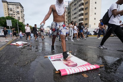 Un manifestante pisa un cartel de Nicolás Maduro durante la protesta en Caracas.