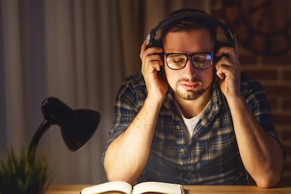 "Afortunadamente, pocas veces padezco de insomnio. Pero recuerdo una vez en verano, en vacaciones... Tenía una cefalea provocada por una sinusitis que no me dejaba dormir. Comencé a dar vueltas a los problemas y a la situación de insomnio en que me encontraba y que a medida que pasaba el tiempo me parecía más y más grave. Entonces aprendí que <strong>una vez me doy cuenta de que no puedo dormir a los 10 o 15 minutos de acostarme, debo levantarme y tratar de relajarme, generalmente con música suave</strong> [aquí la lista de Spotify con <a href="https://elpais.com/elpais/2018/03/06/buenavida/1520340600_639738.html" target="_blank">música para dormir</a> científicamente probada]. Así consigo alejar los pensamientos negativos. Y en cuanto noto el sueño, me voy a la cama de nuevo. Creo que eso es lo que hay que hacer, y hacerlo cuantas veces sea necesario. Poner en marcha una actividad que no sea estimulante, sino rutinaria e incluso aburrida. De otro modo, se entra en un círculo vicioso del que es difícil salir”.