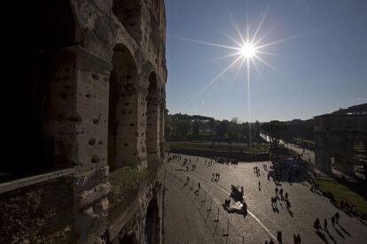 Imagen desde el Coliseo donde se puede disfrutar de un día soleado de otoño en la ciudad de Roma (Italia).