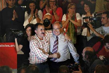 José Montilla (derecha), junto al secretario general de UGT en Cataluña, Josep Maria Álvarez, en Barcelona.