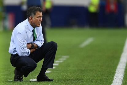 El entrenador de la selección de México Juan Carlos Osorio observa el partido.