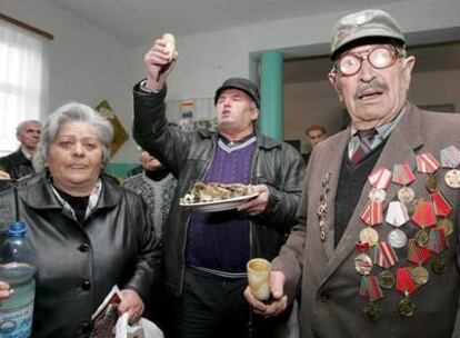 Ciudadanos de Osetia del Sur brindan tras el referéndum por la independencia de la región separatista del Caúcaso el pasado 12 de noviembre.