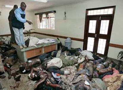 Dos hombres intentan identificar los cadáveres de sus familiares en la morgue de un hospital en Eldoret.