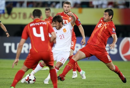 David Silva marca el primer tanto de España, durante el partido de fútbol de la Copa Mundial de la FIFA 2018 jugado entre las selecciones de Macedonia y España en Skopje.