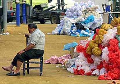 Los trabajos para desmontar las casetas de la Feria de Abril se iniciaron ayer mismo.