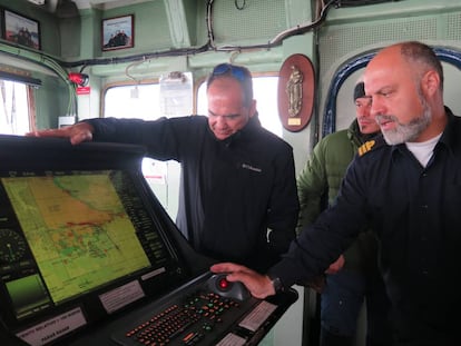 El comandante José Emilio Regodón, en la torre de mando del BIO Hespérides, muestra el recorrido hasta la Antártida.