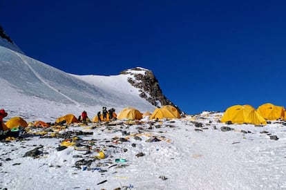 Esta imagem mostra o lixo gerado no campo 4 do Everest, no último dia 21 de maio.
