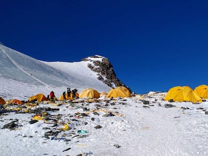 Esta imagem mostra o lixo gerado no campo 4 do Everest, no último dia 21 de maio.