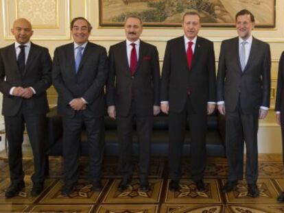 De izquierda a derecha: el secretario de Estado de Comercio de Espa&ntilde;a, Jaime Garc&iacute;a-Legaz; el presidente de la CEOE, Juan Rosell; el ministro de Econom&iacute;a de Turqu&iacute;a, Zafer &Ccedil;ağlayan; el primer ministro de Turqu&iacute;a, Recep Tayyip Erdoğan; el presidente del Gobierno espa&ntilde;ol, Mariano Rajoy; y el presidente de BBVA, Francisco Gonz&aacute;lez.