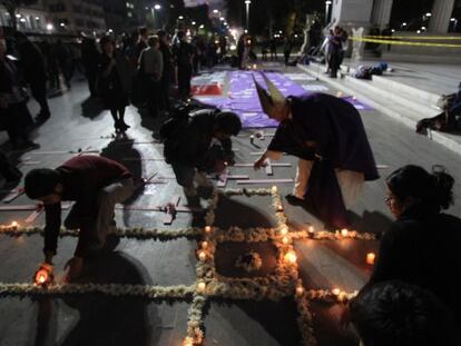 Ativistas acendem velas em Ciudad Juárez no ato "Luzes por uma Vida Livre de Violência".