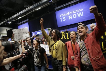 Un grupo de jóvenes protesta en la sesión plenaria de la COP 25 en Madrid.